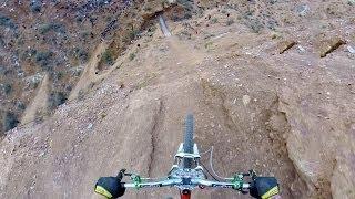 Blázen s GoPro předvádí backflip přes 20m kaňon